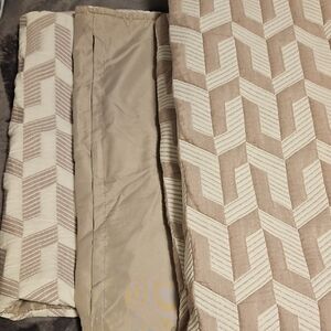 Geometric Patterned Beige and Cream Quilt Set And 2 Shams